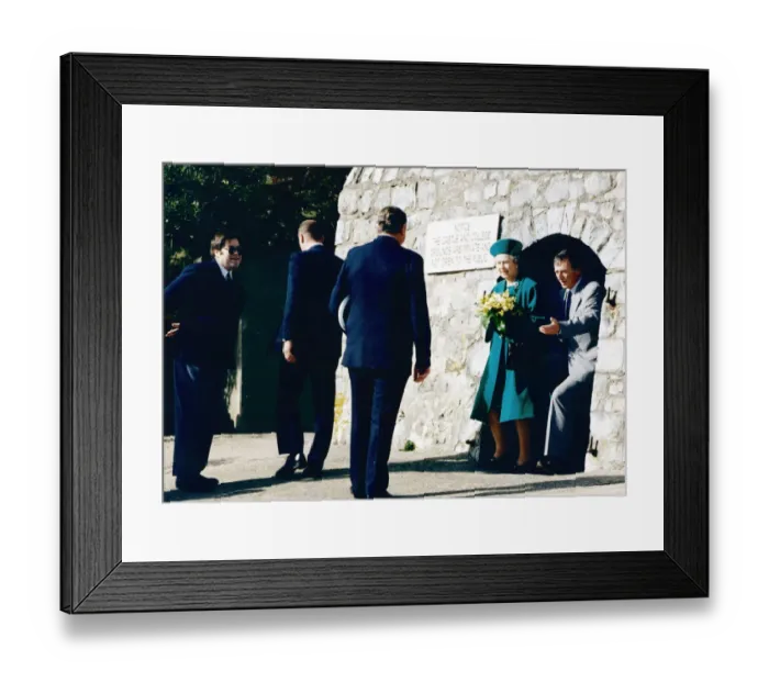 Framed Print : Royal visit, Queen Elizabeth II visiting Wales. Pictured at Atlantic College
