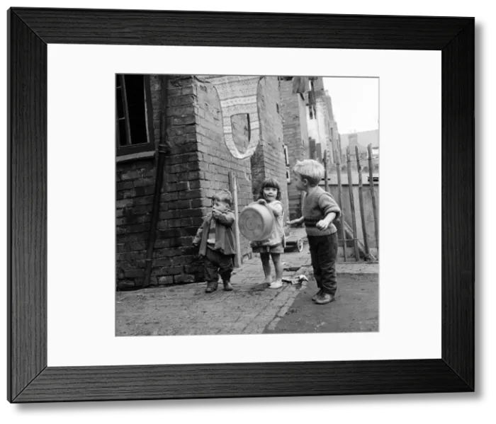 Framed Print : Slum areas of Leicester. 18th October 1963 Framed Print : Slum areas of Leicester. 18th October 1963