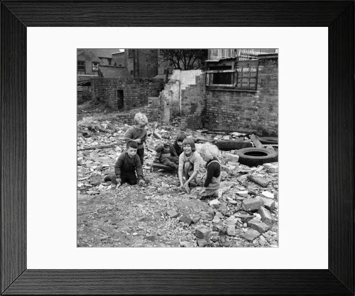 Framed Print : Slum areas of Leicester. 18th October 1963 Framed Print : Slum areas of Leicester. 18th October 1963