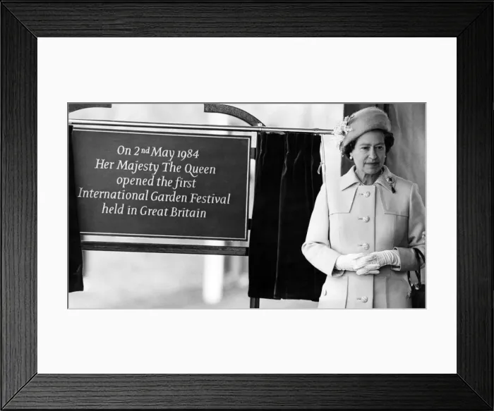 Framed Print : The visit to Liverpool of Her Majesty Queen Elizabeth II and Prince Philip Framed Print : The visit to Liverpool of Her Majesty Queen Elizabeth II and Prince Philip