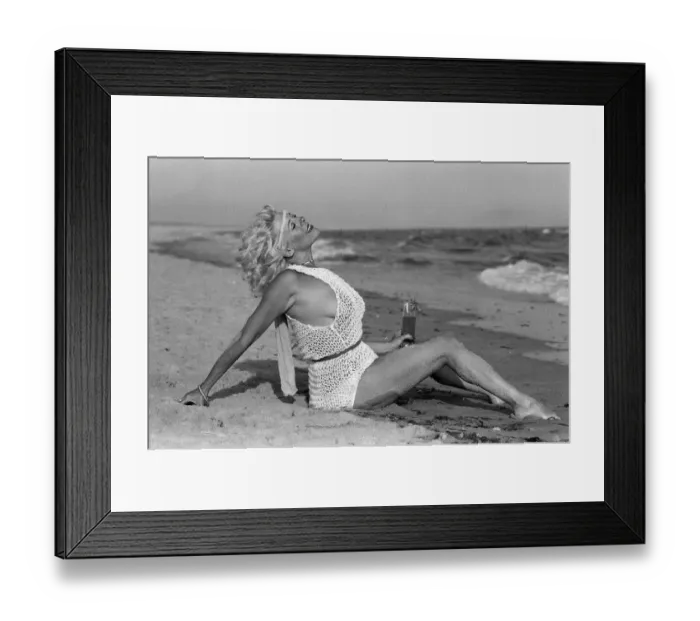 Framed Print : Actress Julie Goodyear, Bet Lynch in Coronation Street, on holiday in Portugal