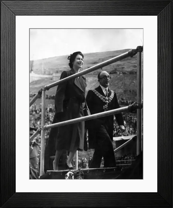 Framed Print : The smiling Queen, escorted by Lord Mayor of Birmingham Framed Print : The smiling Queen, escorted by Lord Mayor of Birmingham