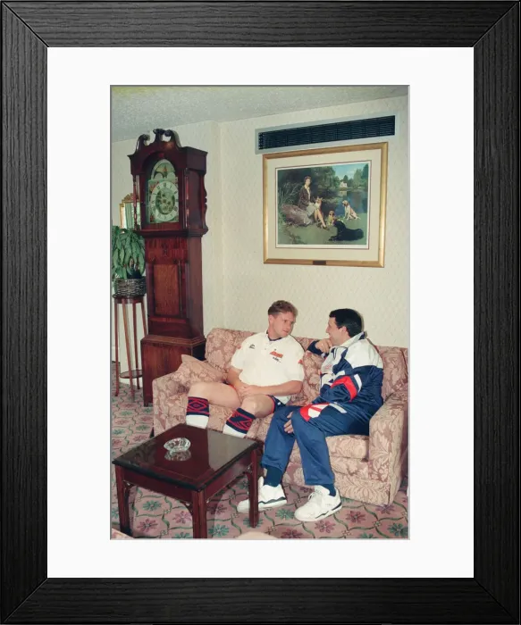 Framed Print : Paul Gascoigne chats with England manager Graham Taylor in the build up to Wednesday Framed Print : Paul Gascoigne chats with England manager Graham Taylor in the build up to Wednesday