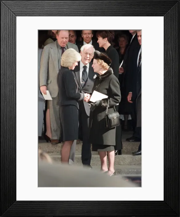 Framed Print : Diana Donovan the widow of photographer Terence Donovan talking to Margaret Thatcher Framed Print : Diana Donovan the widow of photographer Terence Donovan talking to Margaret Thatcher