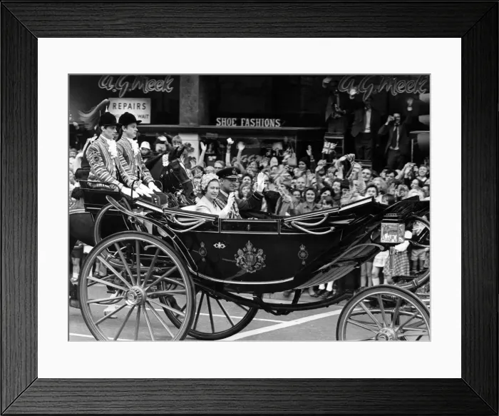 Framed Print : Queen Elizabeth II and Prince Philip visiting Wales during the silver jubilee tour