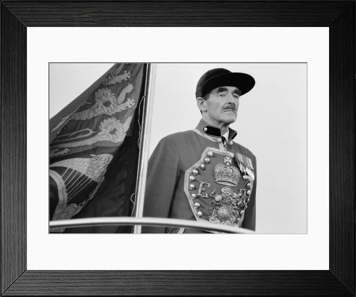 Framed Print : Queen Elizabeth II opens London City Airport, to the East of London Framed Print : Queen Elizabeth II opens London City Airport, to the East of London