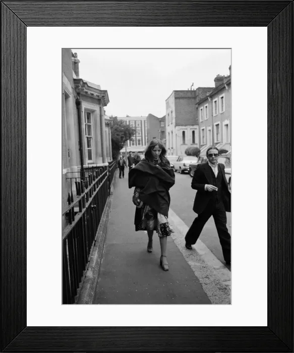 Framed Print : Fashion photographer David Bailey stood bail for model Penelope Tree when she appeared Framed Print : Fashion photographer David Bailey stood bail for model Penelope Tree when she appeared