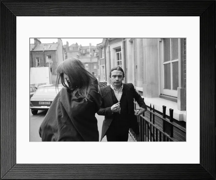Framed Print : Fashion photographer David Bailey stood bail for model Penelope Tree when she appeared Framed Print : Fashion photographer David Bailey stood bail for model Penelope Tree when she appeared