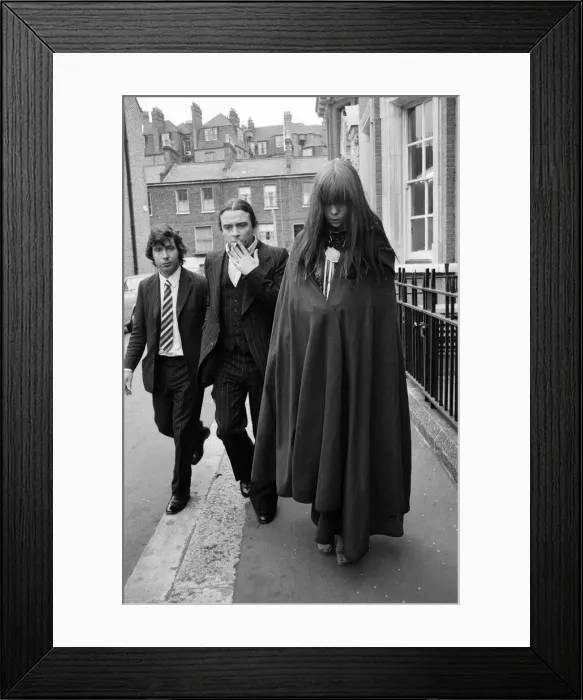Framed Print : Fashion photographer David Bailey stood bail for model Penelope Tree when she appeared Framed Print : Fashion photographer David Bailey stood bail for model Penelope Tree when she appeared