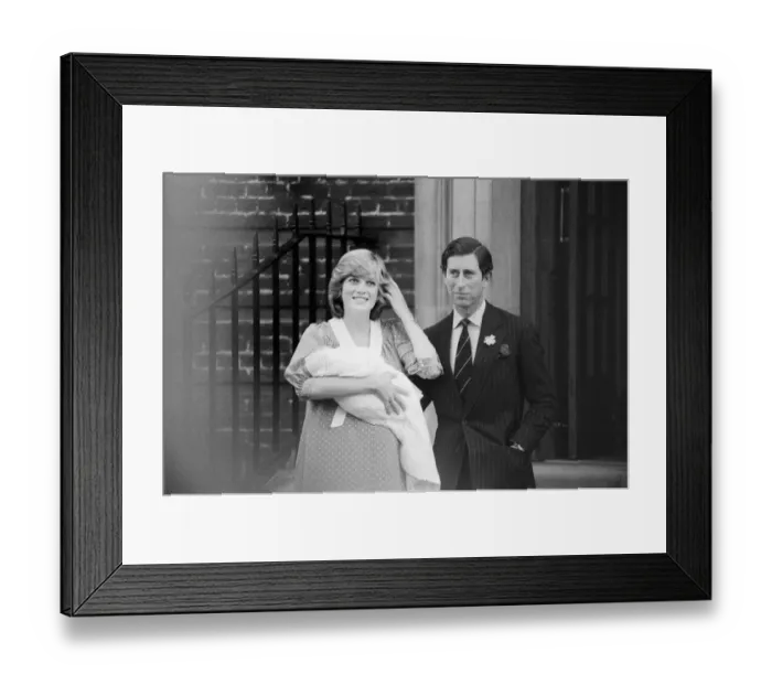 Framed Print : Princess Diana, the Princess of Wales holds her newborn baby son William with husband Framed Print : Princess Diana, the Princess of Wales holds her newborn baby son William with husband