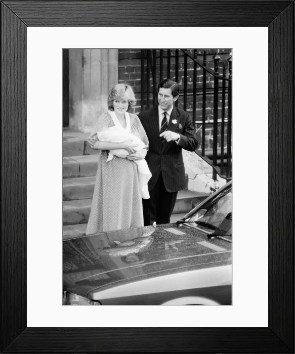 Framed Print : Princess Diana, the Princess of Wales holds her newborn baby son William with husband Framed Print : Princess Diana, the Princess of Wales holds her newborn baby son William with husband