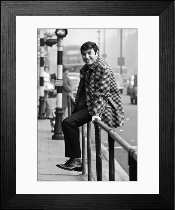 Framed Print : Liverpool comedian, Jimmy Tarbuck, who is in London for a TV series Framed Print : Liverpool comedian, Jimmy Tarbuck, who is in London for a TV series