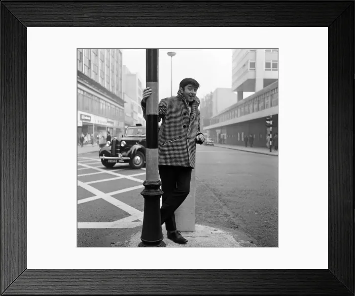Framed Print : Liverpool comedian, Jimmy Tarbuck, who is in London for a TV series Framed Print : Liverpool comedian, Jimmy Tarbuck, who is in London for a TV series