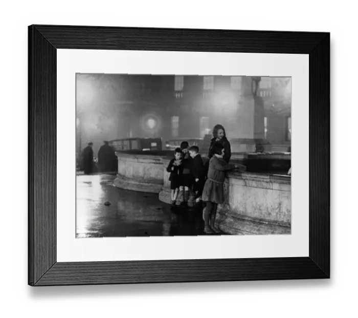 Framed Print : Children in Chamberlain Place, Birmingham, Midlands, England