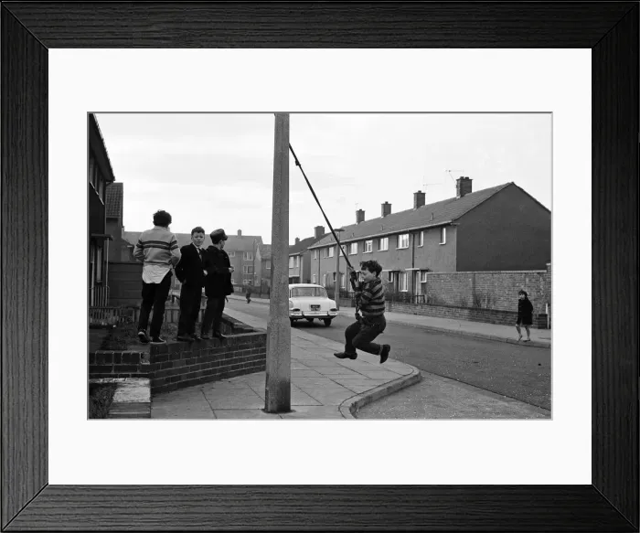 Framed Print : Children playing in Kirkby, Liverpool. 18th March 1965