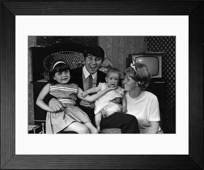 Framed Print : Jimmy Tarbuck in Great Yarmouth with his wife Pauline and their daughters Cheryl, 5 Framed Print : Jimmy Tarbuck in Great Yarmouth with his wife Pauline and their daughters Cheryl, 5