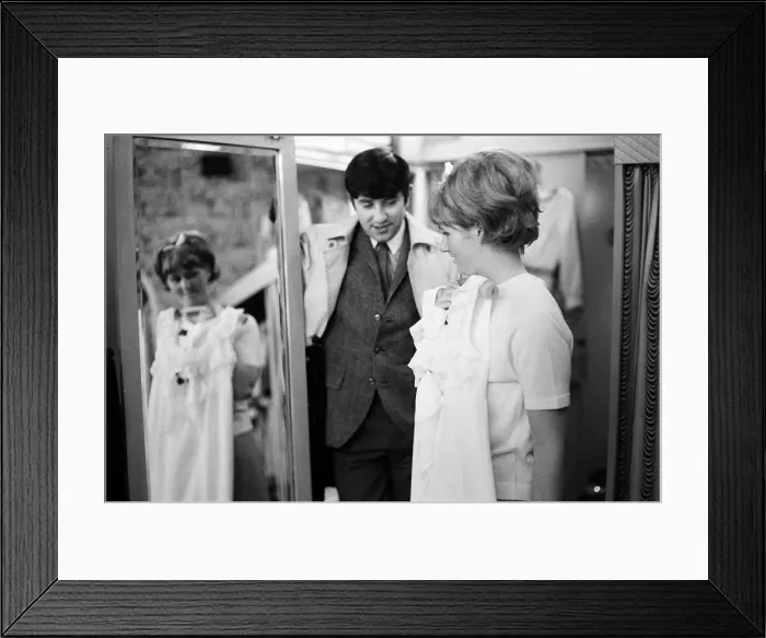 Framed Print : Jimmy Tarbuck in Great Yarmouth with his wife Pauline. Jimmy didn