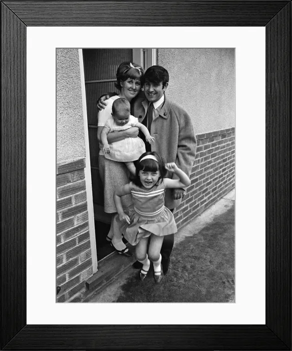Framed Print : Jimmy Tarbuck in Great Yarmouth with his wife Pauline and their daughters Cheryl, 5