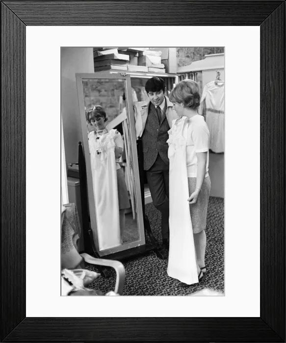Framed Print : Jimmy Tarbuck in Great Yarmouth with his wife Pauline. Jimmy didn Framed Print : Jimmy Tarbuck in Great Yarmouth with his wife Pauline. Jimmy didn