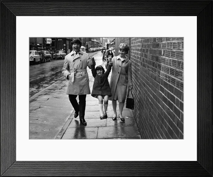 Framed Print : Jimmy Tarbuck in Great Yarmouth with his wife Pauline and their daughter Cheryl, 5 Framed Print : Jimmy Tarbuck in Great Yarmouth with his wife Pauline and their daughter Cheryl, 5