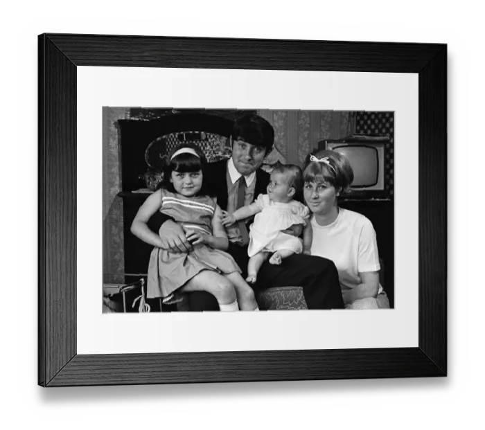 Framed Print : Jimmy Tarbuck in Great Yarmouth with his wife Pauline and their daughters Cheryl, 5 Framed Print : Jimmy Tarbuck in Great Yarmouth with his wife Pauline and their daughters Cheryl, 5