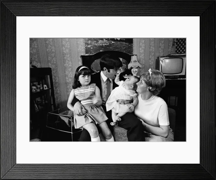 Framed Print : Jimmy Tarbuck in Great Yarmouth with his wife Pauline and their daughters Cheryl, 5 Framed Print : Jimmy Tarbuck in Great Yarmouth with his wife Pauline and their daughters Cheryl, 5