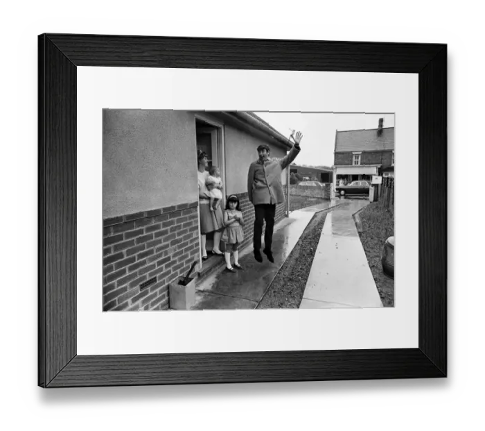 Framed Print : Jimmy Tarbuck in Great Yarmouth with his wife Pauline and their daughters Cheryl, 5