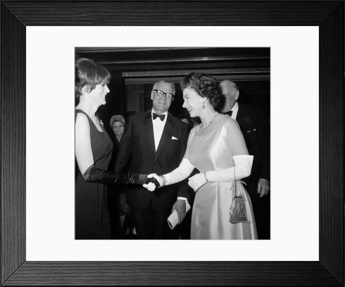 Framed Print : The Queen attends the premier of Othello at the Odeon Leicester Square Framed Print : The Queen attends the premier of Othello at the Odeon Leicester Square