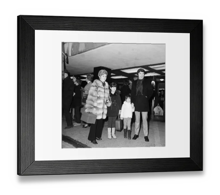 Framed Print : Jimmy Tarbuck sees off his wife Pauline and daughters Liza (4) and Cheryl (8 Framed Print : Jimmy Tarbuck sees off his wife Pauline and daughters Liza (4) and Cheryl (8