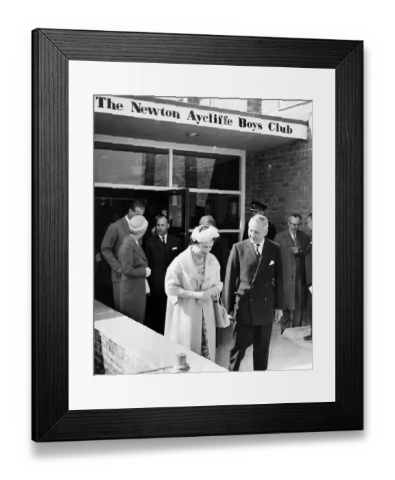 Framed Print : The Royal couple leaving Newton Aycliffe Boys Club. The Queen talks to Mr F