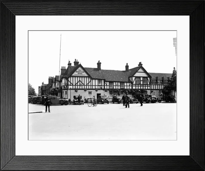 Framed Print : Saracens Head Beaconsfield Circa 1936 Police direct traffic Framed Print : Saracens Head Beaconsfield Circa 1936 Police direct traffic