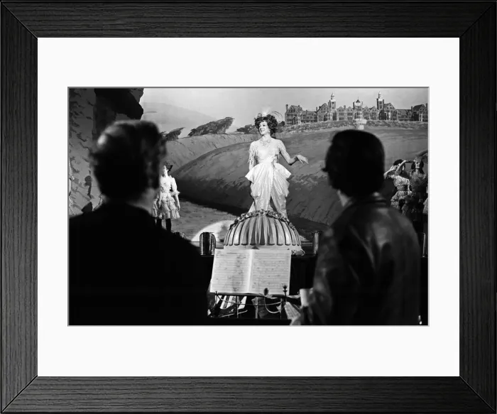 Framed Print : Maggie Smith during the filming of Oh! What a Lovely War Framed Print : Maggie Smith during the filming of Oh! What a Lovely War