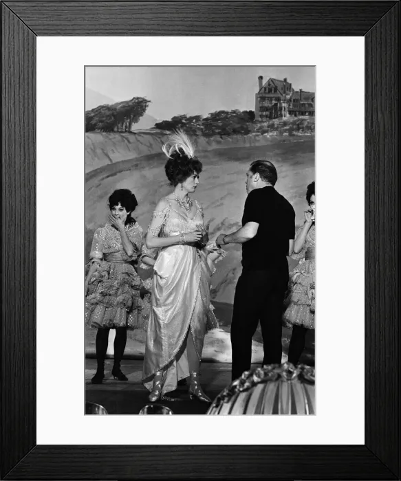 Framed Print : Maggie Smith during the filming of Oh! What a Lovely War Framed Print : Maggie Smith during the filming of Oh! What a Lovely War