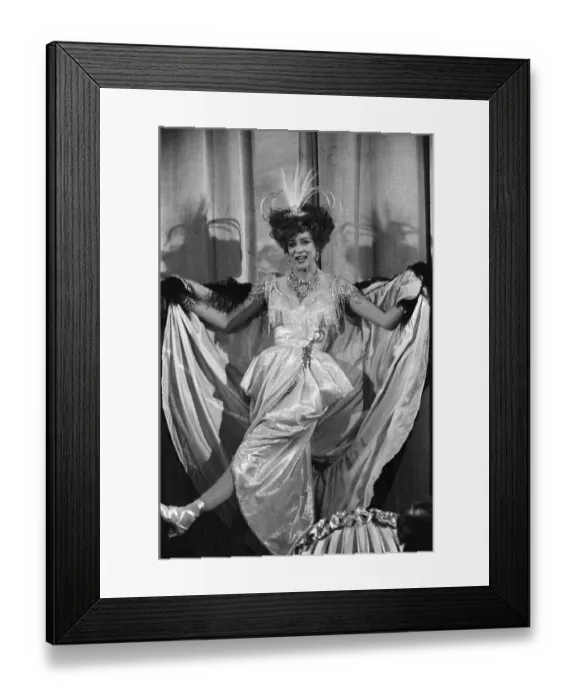 Framed Print : Maggie Smith during the filming of Oh! What a Lovely War