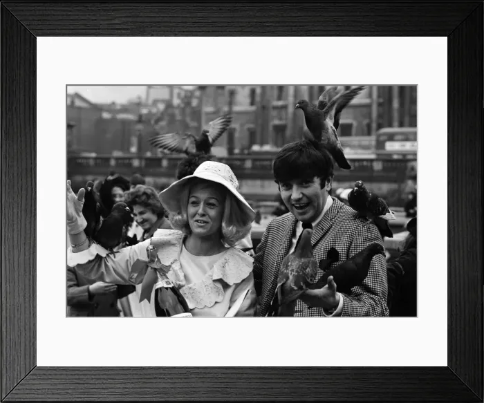 Framed Print : Jimmy Tarbuck in Trafalgar Square, London with Miss Liverpool Maureen Martin Framed Print : Jimmy Tarbuck in Trafalgar Square, London with Miss Liverpool Maureen Martin
