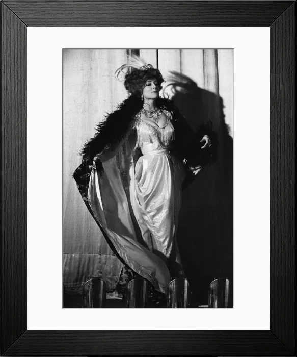 Framed Print : Maggie Smith during the filming of Oh! What a Lovely War Framed Print : Maggie Smith during the filming of Oh! What a Lovely War