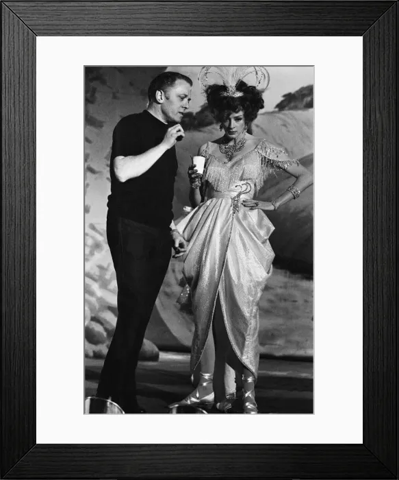 Framed Print : Maggie Smith during the filming of Oh! What a Lovely War Framed Print : Maggie Smith during the filming of Oh! What a Lovely War