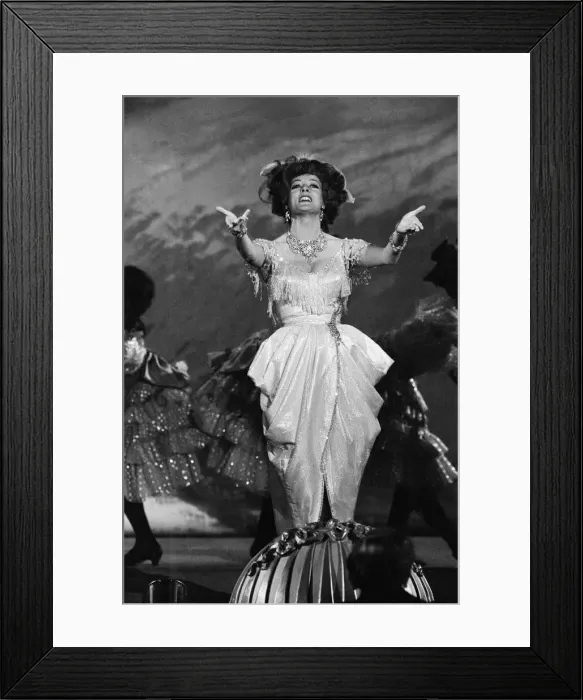 Framed Print : Maggie Smith during the filming of Oh! What a Lovely War Framed Print : Maggie Smith during the filming of Oh! What a Lovely War