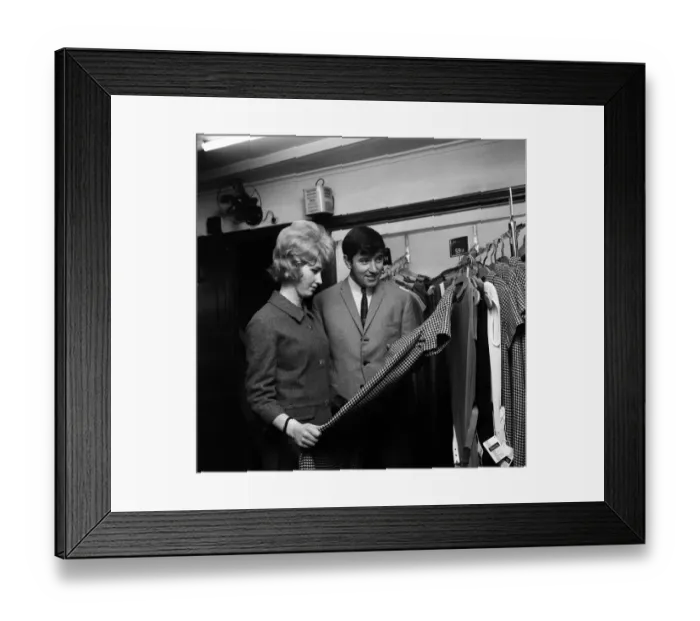 Framed Print : Comedian Jimmy Tarbuck, aged 23, with his wife Pauline, also 23 Framed Print : Comedian Jimmy Tarbuck, aged 23, with his wife Pauline, also 23