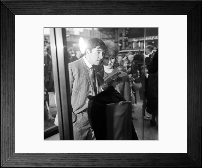 Framed Print : Comedian Jimmy Tarbuck, aged 23, with his wife Pauline, also 23 Framed Print : Comedian Jimmy Tarbuck, aged 23, with his wife Pauline, also 23