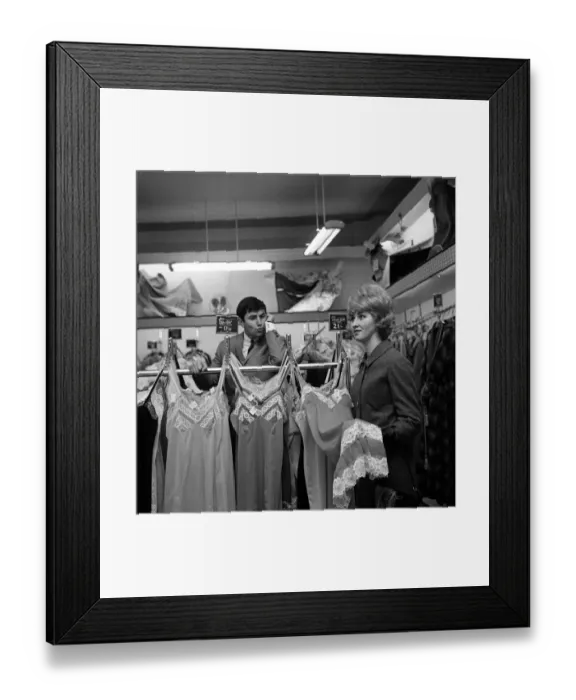 Framed Print : Comedian Jimmy Tarbuck, aged 23, with his wife Pauline, also 23