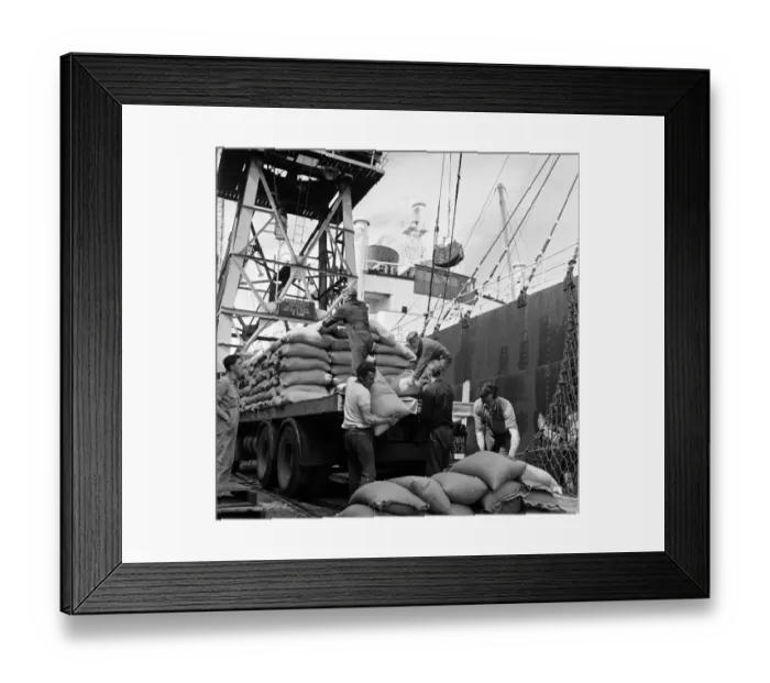 Framed Print : Dockers loading a ship at Gladstone Dock, Liverpool. 9th August 1965
