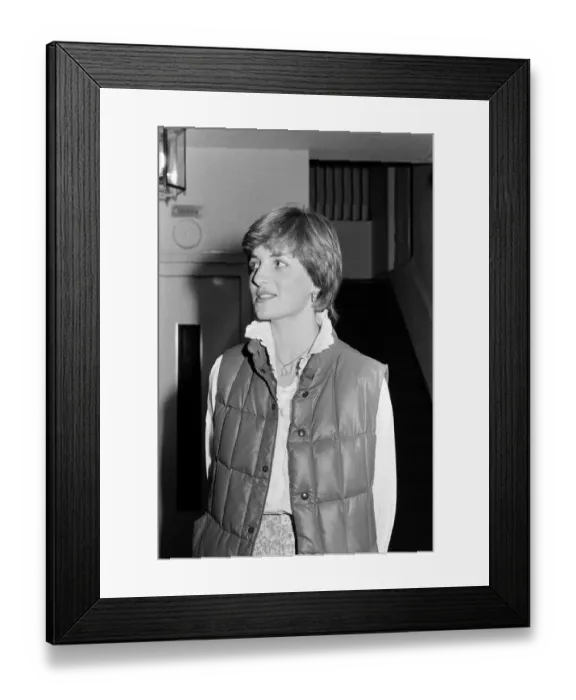 Framed Print : Lady Diana Spencer, pictured at her London flat in September 1980 Framed Print : Lady Diana Spencer, pictured at her London flat in September 1980