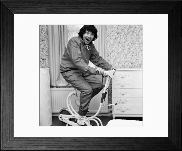 Framed Print : Jimmy Tarbuck, photographed at home in Kingston for a slimmers club feature
