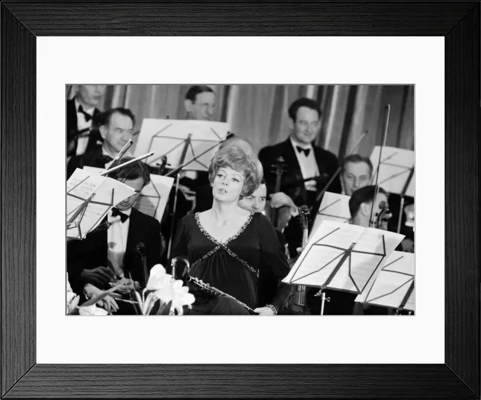 Framed Print : Actress Maggie Smith pictured during the filming of MGMs comedy Framed Print : Actress Maggie Smith pictured during the filming of MGMs comedy