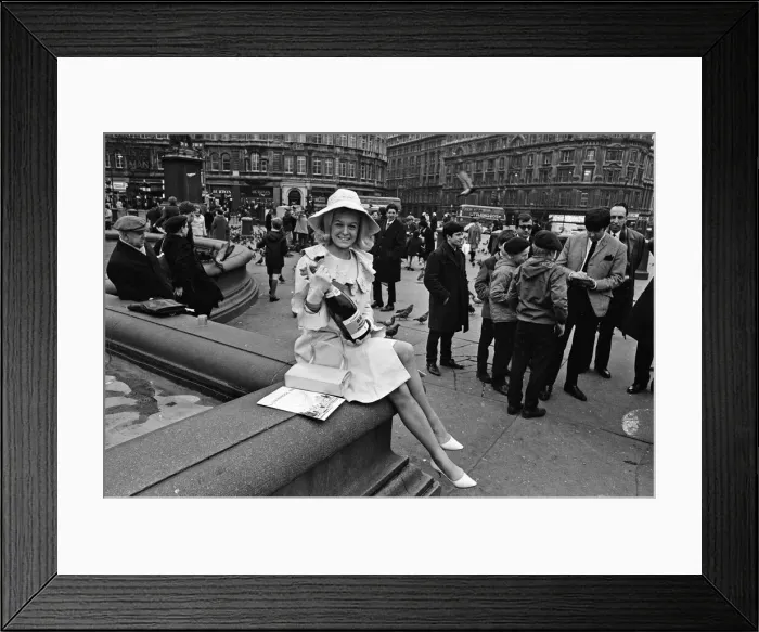 Framed Print : Jimmy Tarbuck signs autographs in Trafalgar Square, London while Miss Liverpool Maureen Framed Print : Jimmy Tarbuck signs autographs in Trafalgar Square, London while Miss Liverpool Maureen