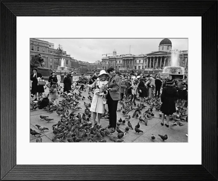Framed Print : Jimmy Tarbuck in Trafalgar Square, London with Miss Liverpool Maureen Martin