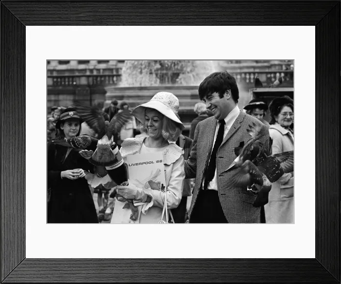 Framed Print : Jimmy Tarbuck in Trafalgar Square, London with Miss Liverpool Maureen Martin Framed Print : Jimmy Tarbuck in Trafalgar Square, London with Miss Liverpool Maureen Martin