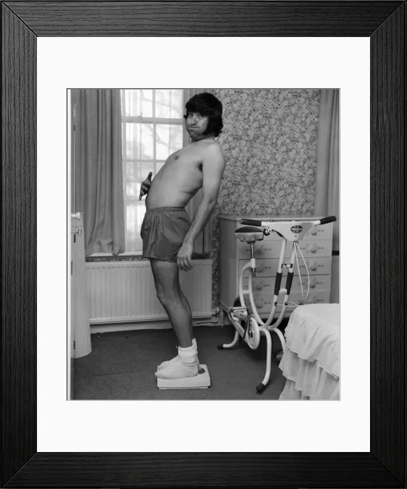 Framed Print : Jimmy Tarbuck, photographed at home in Kingston for a slimmers club feature