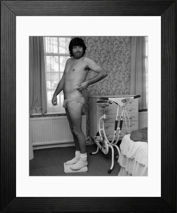 Framed Print : Jimmy Tarbuck, photographed at home in Kingston for a slimmers club feature Framed Print : Jimmy Tarbuck, photographed at home in Kingston for a slimmers club feature